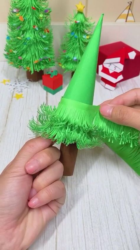 Diy Christmas Tree For Kids, Christmas Tree For Kids, Christmas Tree Paper Craft, Christmas Trees For Kids, Casting On, Hand Crafts For Kids, Christmas Paper Crafts, Start Knitting, Diy Paper Crafts Decoration