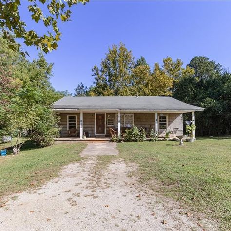 To STRANGER THINGS fans 💡 the Byers house is for sale. Currently listed for $300,000 in Fayetteville, GA. 3 bd, 2 ba. 1,846 sq ft. 6.17 acres. "Hopefully the inspection doesn’t find a portal to the upside down!" 🤭 Will Byers House, Will And Joyce, The Byers House, Will And Eleven, Byers House, Adventures In Babysitting, Joyce Byers, Will Byers, Guess Who