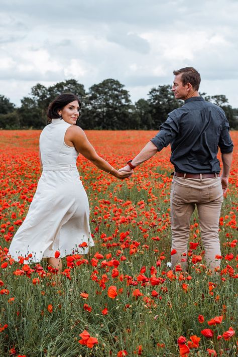 Couple holding hands in a poppy field, woman looking back man looking at her. Poppy Field Photoshoot Family, Poppy Field Photoshoot, Poppy Photos, Poppy Pictures, Poppy Photo, Field Photos, Couple Shooting, Poppy Fields, Poppy Field