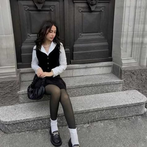 Black And White Outfit, Loafers Outfit, Outfit Mujer, Paris Outfits, White Socks, 가을 패션, Outfit Inspo Fall, Formal Outfit, Business Casual Outfits