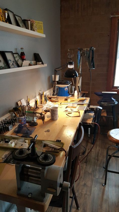 Artist Work Bench, Jewelry Studio Space, Creative Space Ideas, Jewelers Bench, Artists Home, Jewelry Bench, Jewelry Mood Board, Jewellery Workshop, Art Studio Space