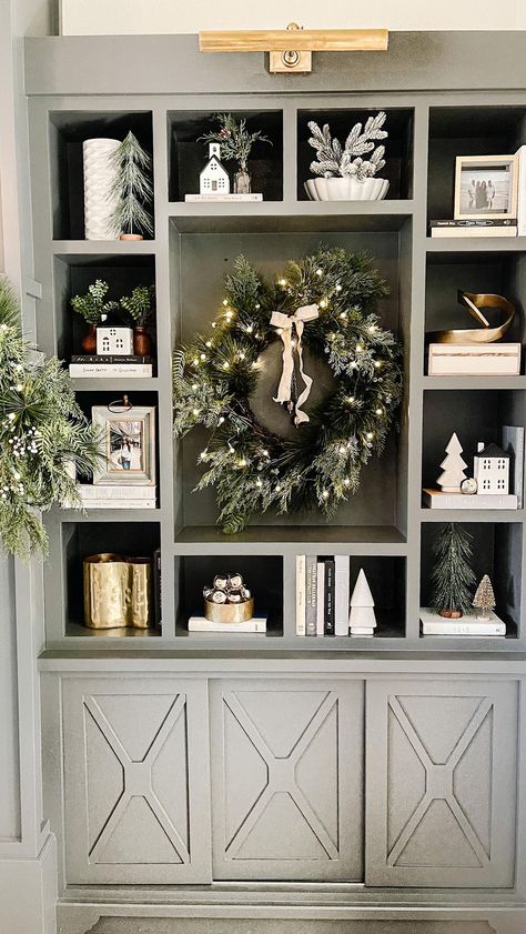 Bookshelf Christmas Decorating Ideas, Book Shelf Christmas Decor Ideas, Shelves Decorated For Christmas, Xmas Bookshelf Decor, Christmas Bookshelf Decorating Ideas, Christmas Bookcase, Christmas Decoration Bookshelf, Bookcase Christmas Decor, Bookshelf Christmas Decor