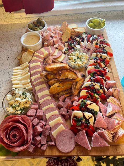 Christmas Candy Charcuterie Boards, Holiday Cheese Board Christmas, Christmas Charcuterie Board Meat And Cheese, Christmas Cheese And Meat Platter, Candy Cane Cheese Board, Christmas Cheese And Sausage Tray, Christmas Meat And Cheese Tray Ideas, Candy Cane Appetizers, Christmas Chacutery Boards