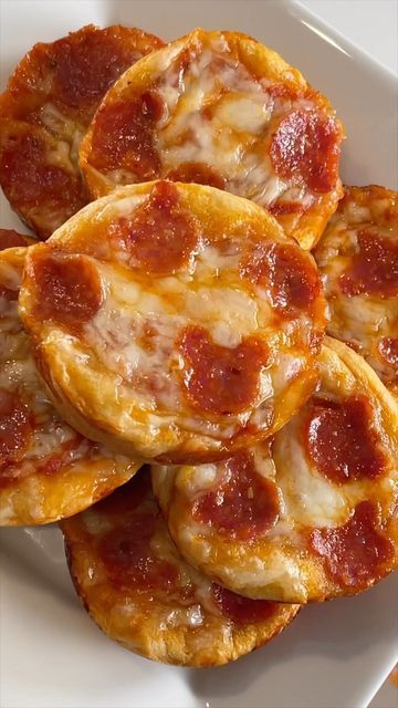 Yummy Pizza, Benefits Of, Recipes Cookies, Mini Pizzas, Pizza Recipes Homemade, Dandelion Recipes, Sweet Snacks Recipes, Mini Pizza, Beach Hacks