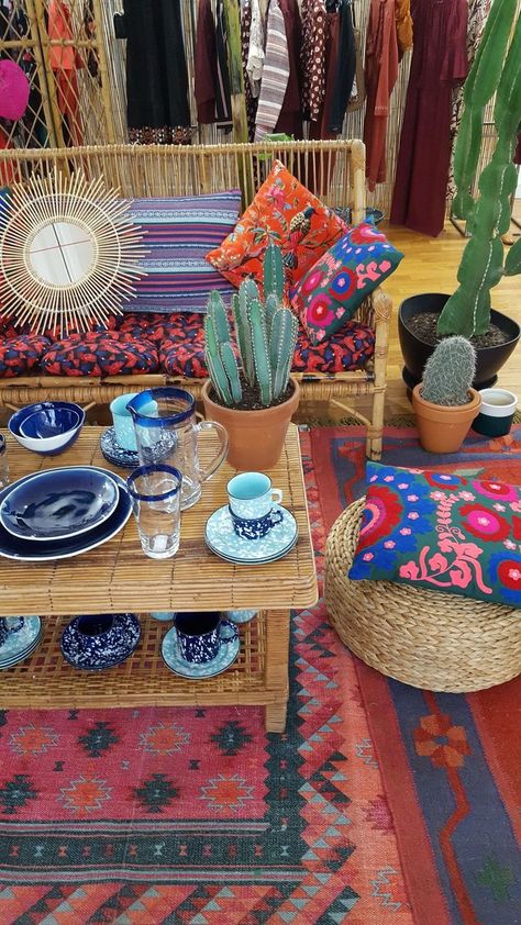 Monoprix déco 2018 - ClemAroundTheCorner Blog Déco Party Cutlery Display, Latin Decor, Balcony Patio Ideas, Style Hacienda, Oasis Springs, Mexican Interiors, Party Cutlery, Aztec Decor, Fantasy Party