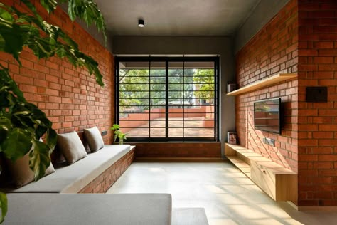 Narrow Brick House by Srijit Srinivas Architects Industrial Home Interior, Budget House Plans, Interior Decoration Ideas, European Style Homes, Kerala Houses, Interior Design Elements, Brick Architecture, Industrial Home, Brick Walls