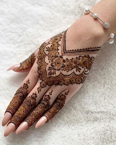 Mehndi Designs 2022, Feet Mehndi Designs, Feet Mehndi, Traditional Makeup, Latest Arabic Mehndi Designs, Eid Mehndi, Eid Mehndi Designs, Henna Tattoo Designs Hand, Henna Art Designs