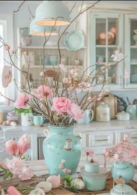 She Shed Interior, Vasos Vintage, Style Anglais, Pink Cottage, Country Cottage Decor, Annual Sale, Casa Vintage, Spring Table, Centerpiece Ideas