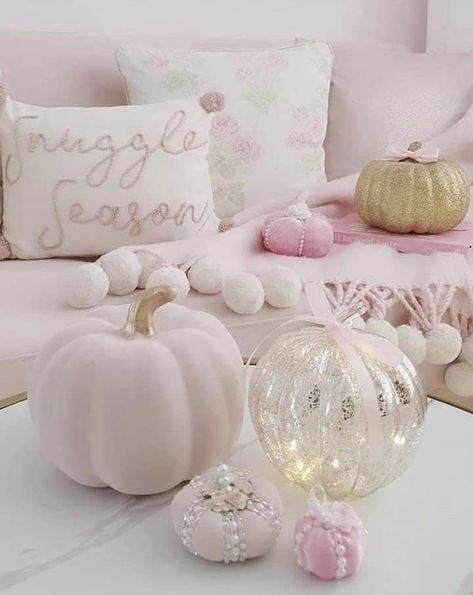 Pink Fall Room Decor, Pink Autumn Aesthetic, Halloween Glamour, Pink Fall Decor, Girly Autumn, Pastel Halloween Decor, Spooky Bedroom, Haunted Room, Pink Halloween Decor