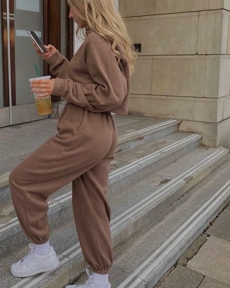 KASELA on Instagram: “can’t talk right now, @jessicaattfieldd 🤎 // wearing our brown fleece tracksuit ✨” Jogging Pants Outfit Sweatpants, Brown Tracksuit, Oversized Tracksuit, Leisure Suit, Green Suit, Pocket Hoodie, Athleisure Outfits, Pullover Sweatshirts, Casual Sweatshirt