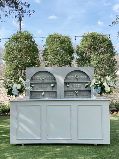 Building A Bar For A Wedding, Bars At Weddings Reception, Mobile Bars Business, Exterior Bar Design, Diy Bar Wedding, Bar Set Up For Wedding, Event Bar Design, Wedding Vignettes, Wedding Bar Cart