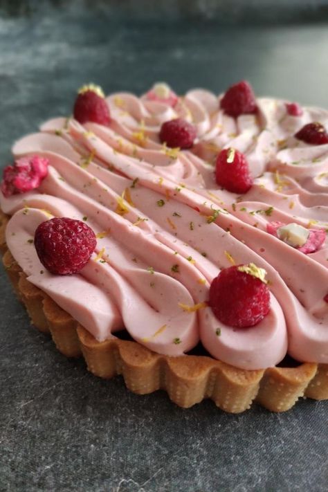 Découvrez cette recette réalisée par @vinz_cams au robot Titanium Chef Baker de Kenwood. #kenwood #kenwoodfrance #titaniumchefbaker #tarte #rose #patisserie #tarterose #praline #framboise #tarteauxframboises #gateau #cakedesign #fruitsrouges #recette Fancy Desserts, Tart Recipes, Mini Desserts, Decadent Desserts, Pretty Food, Just Desserts, Sweet Recipes, Cooking And Baking, Baking Recipes