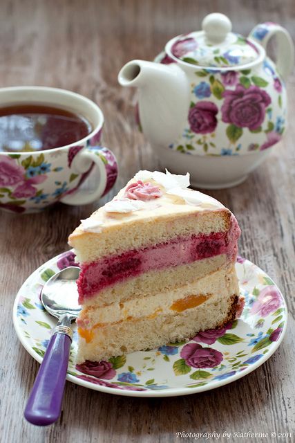 Cake with raspberries and peaches... Creative Baking, Recipes Fall, Raspberry Cake, Incredible Edibles, A Piece Of Cake, Party Recipes, Piece Of Cake, Wes Anderson, A Cup Of Tea