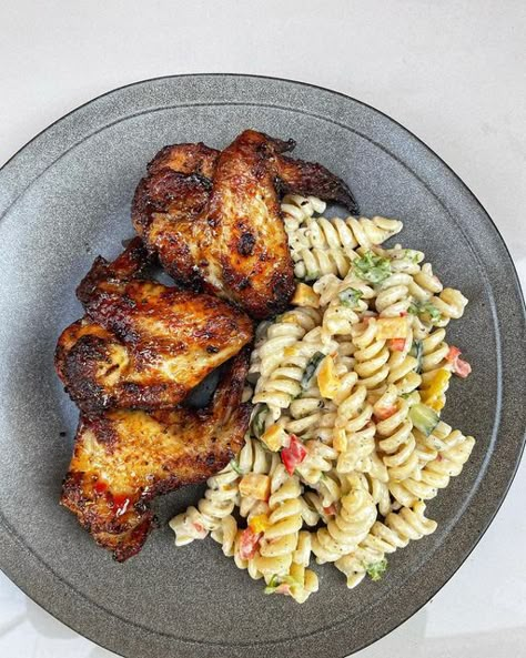 Nelisiwe Mahlangu on Instagram: "Sanibonani ❤️ _____ Swipe ⬅️ for some yummness 😋 Air fried chicken wings: Wings are seasoned with @inapaarmanskitchen chicken spice and marinade with @wellingtonssauces sweet chillie sauce on the last 2 minutes of air frying. Remember, you can still use an oven if you don’t have an airfryer 😉 Pasta salad: In a bowl mix together your cooked pasta, robot peppers, cucumber, red onions, spring onions, diced tomatoes, diced cheddar cheese, @aromat_sa, black & whi Airfryer Pasta, Air Fried Chicken Wings, Salad In A Bowl, Cooking Soul Food, Amazing Food Platters, Homemade Comfort Food, Cooked Pasta, Soul Food Dinner, Air Fried Chicken