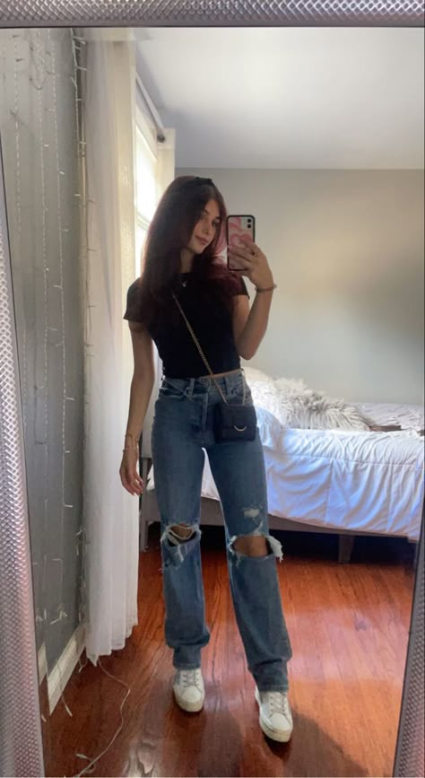 Blue Ripped Jeans Outfit, Black Shirt With Jeans, Teen Outfits For School, Black Jeans Outfit Spring, Dark Washed Jeans Outfit, Dark Blue Jeans Outfit, Outfit Mom Jeans, Jean Top Outfits, Outfit Ripped Jeans