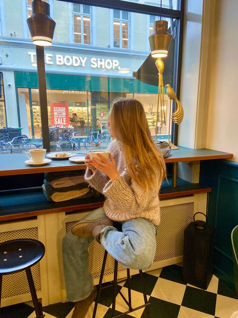 Fall Outfit Coffee Shop, Cozy Coffee Shop Outfit, Date Locations Aesthetic, Coffee With Friends Outfit, Coffee Date Pictures, Cafe Date Outfit, Cottage Outfits, Coffee Shoot, Coffee Shop Photoshoot