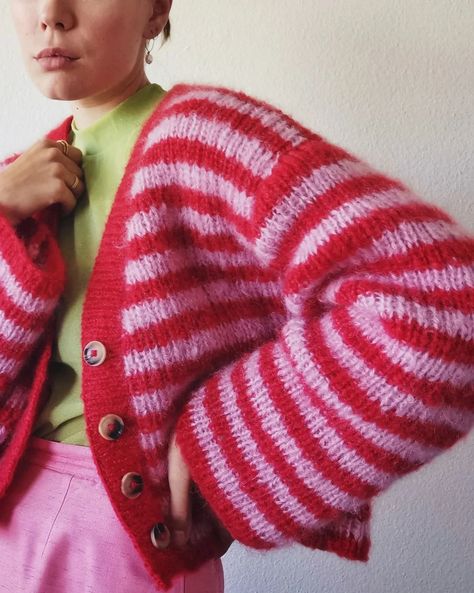 Pink Cardigan Outfit, Red Knit Cardigan, Advanced Knitting, New York Outfits, Mohair Wool, Circular Knitting, Pink And Red, Colourful Outfits, Machine Knitting