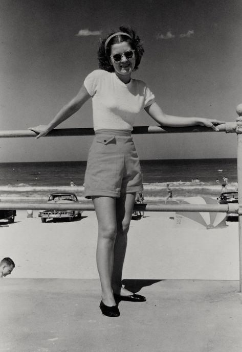 1950s Fashion Casual, Cute Traveling Outfits, 50s Beach, Woman At The Beach, 1950s Casual, Vintage Summer Outfits, 1940s Women, 1940s Woman, 50s Outfits