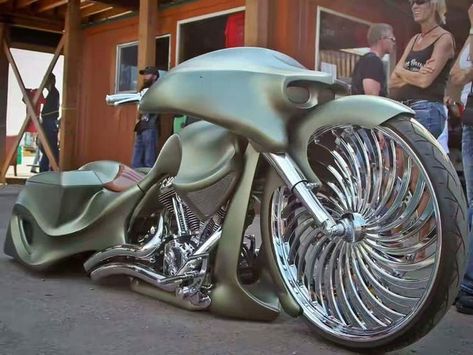 20 Crazy Motorcycles That People "Designed" In Their Garages Moto Chopper, Bagger Motorcycle, Biking Diy, Custom Street Bikes, Bike Pictures, Custom Baggers, Vespa Scooter, Futuristic Motorcycle, West Coast Choppers