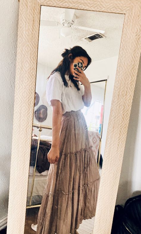 Thanksgiving Long Skirt Outfit, Summer Outfit Maxi Skirt, Italy Skirt Outfit, Brown Maxi Skirt Outfit Summer, Tshirt With Long Skirt Outfit, Layered Flowy Outfits, Long Layered Skirt Outfit, Flowy Spring Outfits, Long Skirt Outfits Boho