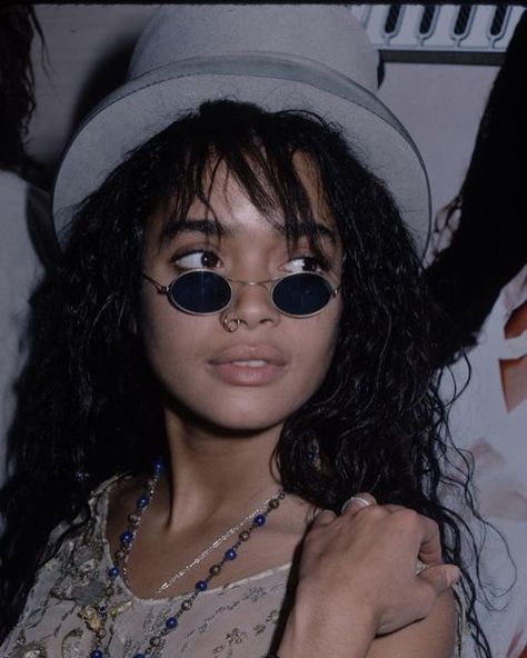 Oval Sunglasses 90s, Sunglasses 90s, Fashion 1990s, Vintage Sunnies, 90s Sunglasses, Lisa Bonet, Instagram Queen, Mazzy Star, 90s Outfit