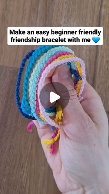 Namalomé on Instagram: "Easy breezy friendship bracelet to make this week-end!! Try it and tell me how it went!  #tutorial #craft #diy #diybracelet #friendshipbracelets #threadbracelet #howto #craftproject #pulsera #braceletdelamitié #macramebracelet #knottedbracelet" What To Do With Friendship Thread, One Color Friendship Bracelet Patterns, Disney Friendship Bracelet Diy, How To Make Easy Friendship Bracelets, Easy Diy Friendship Bracelets, Diy Friendship Bracelets Patterns Easy, Friendship Bracelets Yarn, Wwjd Bracelet Pattern, How To Make Adjustable Bracelet