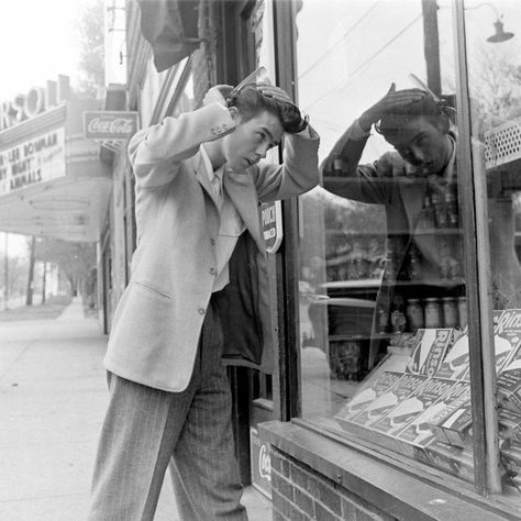 Ingersoll Avenue, Des Moines, 1940s 1940s Aesthetic, Nina Leen, Guy Fawkes, Teddy Boys, Des Moines Iowa, Group Of People, Vintage Life, Teenage Boys, Life Magazine