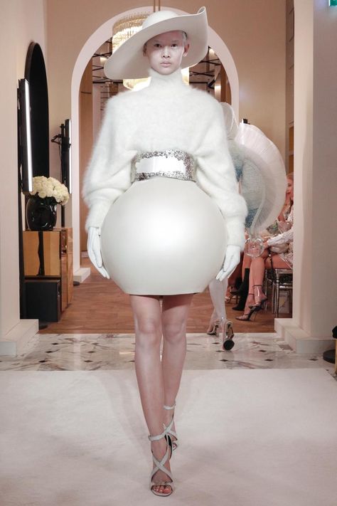 Bubble Fashion, Balmain Couture, Balloon Silhouette, Balmain Fashion, Preppy Fashion, Collection Couture, White Chic, Weird Fashion, Bubble Skirt