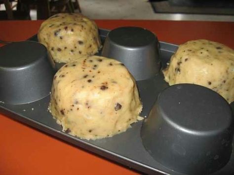 Isn't this a great idea. Put the cookie dough on the outside and make cookie bowls. Once they are baked... you can put Ice Cream inside of them. Cookie Bowls, Think Food, Muffin Tin, Yummy Sweets, Eat Dessert, Sweets Treats, Pavlova, Muffin Pan, I Love Food