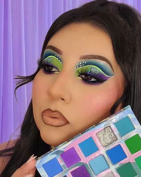 Back to my artistry 🎨🖌 Loved how my look turned out using this beautiful @officialbloodlinebeauty Mermaid At Play Palette 🧜‍♀️ Colorful Makeup, Full Glam, Eye Makeup, Maquillaje Full Color, Eyeshadow, Makeup Ideas, Cut Crease, Creative Makeup, Artistic Makeup, Makeup Art #colorfulmakeup #cutcreaseglam #fullglamlook #maquillajefullcolor #maquillajedeojos #makeuotutorials #makeupinspiration #makeupideas #makeupartistry #creativemakeuplook Full Cut Crease Eye Makeup, Full Cut Crease, Maquillaje Full Color, Makeup Full Glam, Maquillaje Cut Crease, Eyeshadow Makeup Ideas, Cut Crease Eye Makeup, Glam Eye Makeup, Makeup Artistic