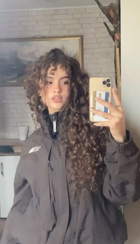 Curly Hair Brushed Out, Curly Haired Girl Aesthetic, Curly Hair Outfits Aesthetic, Curly Girl Outfits, Super Long Curly Hair, Curly Hairstyles Aesthetic, Mrs Bella, Curly Hair Girl, Best Haircuts For Women