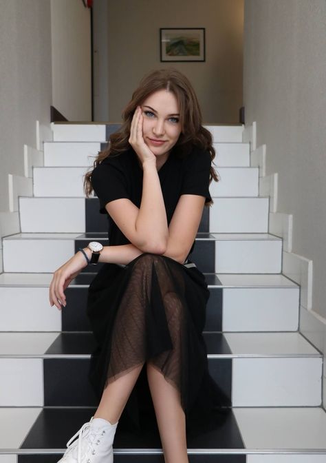 Woman Walking Down Stairs In Dress, Pose On The Stairs, Sit On Stairs Pose, Sitting On The Stairs Pose, Stairs Portrait Photography, Staircase Pose Ideas, Sitting On Steps Poses, Stairs Pose Ideas, Person Sitting On Stairs