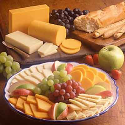 Fruit is a great complement to the varieties of cheese on this platter. Party Food Easy Appetizers, City Bakery, Cheese Fruit Platters, Simple Snacks, Fruit Appetizers, Cheese Trays, Cheese And Crackers, Recipes Learn, Vegetable Tray