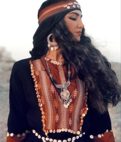 Saudi Arab woman in traditional clothing Traditional Lebanese Dress, Desert Royalty Clothing, Lebanon Traditional Clothing, Arabic Outfit Traditional, Ancient Arabian Clothing, Arabic Clothing Women, Lebanese Traditional Clothing, Arab Traditional Clothing, Traditional Arabic Clothing