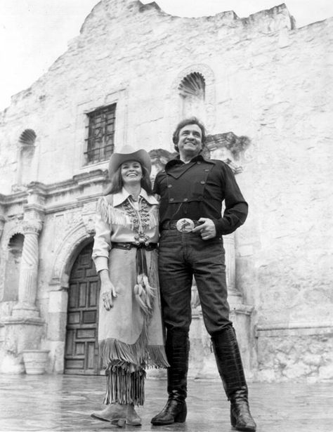 IN THE SHADOW OF THE ALAMO - Johnny Cash & June Carter visit the Alamo - San Antonio, TX June And Johnny Cash, John Cash, Johnny Cash June Carter, June Carter, Montreux Jazz Festival, June Carter Cash, Johnny And June, Old Country Music, Carter Family