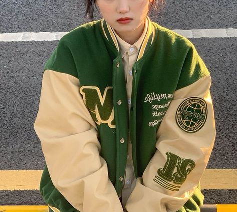 Aesthetic Varsity Jacket, Varsity Jacket Aesthetic, Letterman Jacket Outfit, Baseball Jacket Outfit, Varsity Jacket Embroidery, Green Varsity Jacket, Jacket Aesthetic, Senior Jackets, Varsity Jacket Outfit