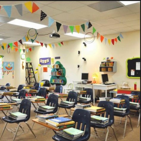 Classroom Roof Decoration, Pretty Classroom, Classroom Bunting, College Pennants, Roof Decoration, Elementary Music Class, Tree Shelf, Class Displays, Garland Backdrops