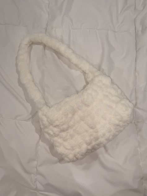 thick blanket yarn crocheted into a sturdy handbag! check my depop to purchases ☺️ Crocheting With Thick Yarn, Crochet Projects With White Yarn, Thick Yarn Bag, Crochet Bag Thick Yarn, Crochet Thick Blanket, Puffy Crochet Bag, Crochet Projects Fluffy Yarn, Crochet With Thick Yarn Ideas, Thick Crochet Bag