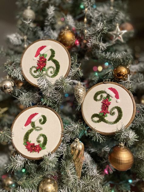 Christmas Punch Needle, Kids Punch, Christmas Tree Quilt, Holiday Embroidery, Christmas Embroidery Designs, Embroidered Christmas, Embroidery Christmas, Christmas Towels, Hand Embroidery Flowers