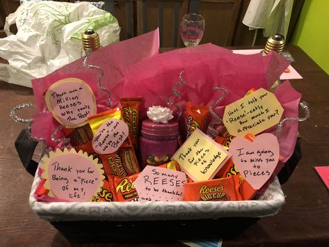 A resse cup going away basket! Resses Cup Gift Ideas, Cup Gift Ideas, Homemade Valentines Gift, Bff Birthday Gift, Bff Birthday, Dad's Birthday, Homemade Valentines, Cup Gifts, Valentines Gift