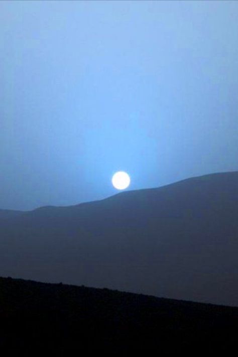 Sunset on Mars taken by Curiosity Rover. 🤩 Why is the sunset on Mars blue? 🤔 Sunset On Mars, Mars Sunset, Nasa Space Pictures, Sol System, Space Notes, Curiosity Mars, Mars Wallpaper, Olympus Mons, Window Inspiration