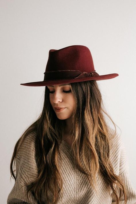 Maroon Hat Outfit Fall, Maroon Hat Outfit, Burgundy Hat Outfit, Cheap Cowboy Hats, Hat Outfits For Women, Women With Hats, Hat Poses, Women In Hats, Felt Hats For Women