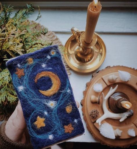 waldorfeducation on Instagram: “Moonlight felt matchbox 🌙 by @leahdamon #waldorf #waldorfeducation #waldorfinspired” Advent Crafts, Felt Wall Hanging, Light In The Darkness, Waldorf Crafts, Felt Bookmark, Needle Felting Diy, Needle Felted Christmas, Felt Pictures, Needle Felting Tutorials