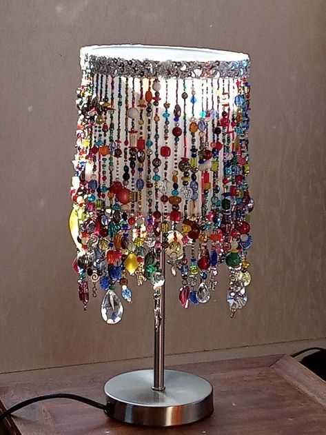 Crystal Lamp Shade, Diy Beaded Lamp Shade, Beaded Lampshade Diy, Bead Lamp, Lamp Shade Crafts, Carillons Diy, Old Jewelry Crafts, Beaded Lampshade, Beaded Lamps