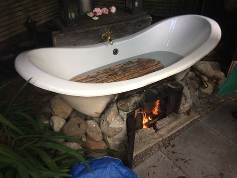 Outdoor bath heated with fire underneath. Jan lights the fire about 4pm. It is hot by 5pm. Diy Hot Tub, Outdoor Bathtub, Outdoor Bathroom Design, Outdoor Tub, Outdoor Baths, Outdoor Bathroom, Backyard Oasis Ideas, Tub Ideas, Outdoor Bath