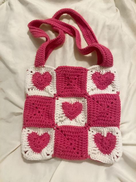 Sanrio Crochet Granny Square, Heart Granny Square Bag Pattern Free, Granny Square Crochet Cardigan Ideas, Easy Granny Square Projects, Heart Granny Square Pattern Free, Heart Granny Square Bag, Crochet Tote Bag Granny Squares, Granny Square Projects Ideas, Granny Square Tote Bag Pattern