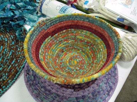 clotheslines coil basket. i guess it's a great craft if i can find clotheslines to buy, and a real strong sewing machine. Coiled Fabric Bowl, Clothesline Basket, Making Baskets, Basket Weaving Diy, Coiled Fabric Basket, Weaving Tutorial, Coiled Baskets, Fabric Bowls, Diy Weaving