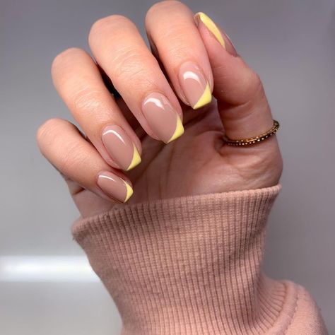 French Nails Twist, Biab Gel Nails Designs, Half French Nails, Nails Ideas Colors, Yellow French Manicure, Pastel French Tip Nails, Biab Gel Nails, Tip Nails Ideas, Acrylic French Tip Nails