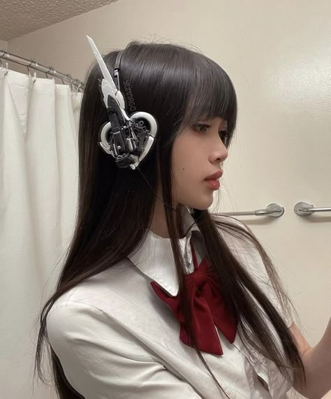 cute mecha headphones !! Cyberpunk Accessories, Cute Headphones, Cyberpunk Aesthetic, Cyberpunk Fashion, Futuristic Fashion, Pose Reference Photo, Look Cool, No. 2, Cyberpunk