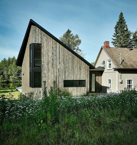 The Sisters House – Black Addition to Traditional-Style Home in Québec Addition To Old House, Modern Addition To Old House, Canada Cabin, Prefabricated Architecture, Small Beach Houses, Lakeside Cottage, Quaint Cottage, Traditional Style Homes, Wood Architecture